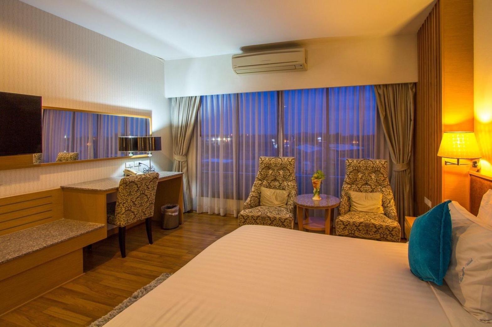 Mamaison Hotel Бурирам Екстериор снимка