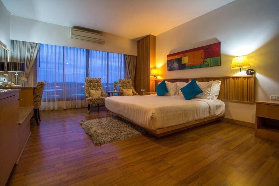 Mamaison Hotel Бурирам Екстериор снимка
