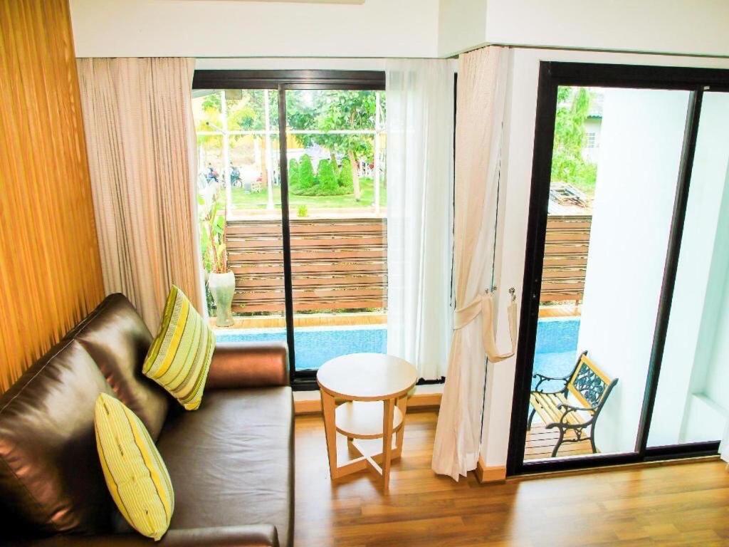 Mamaison Hotel Бурирам Екстериор снимка