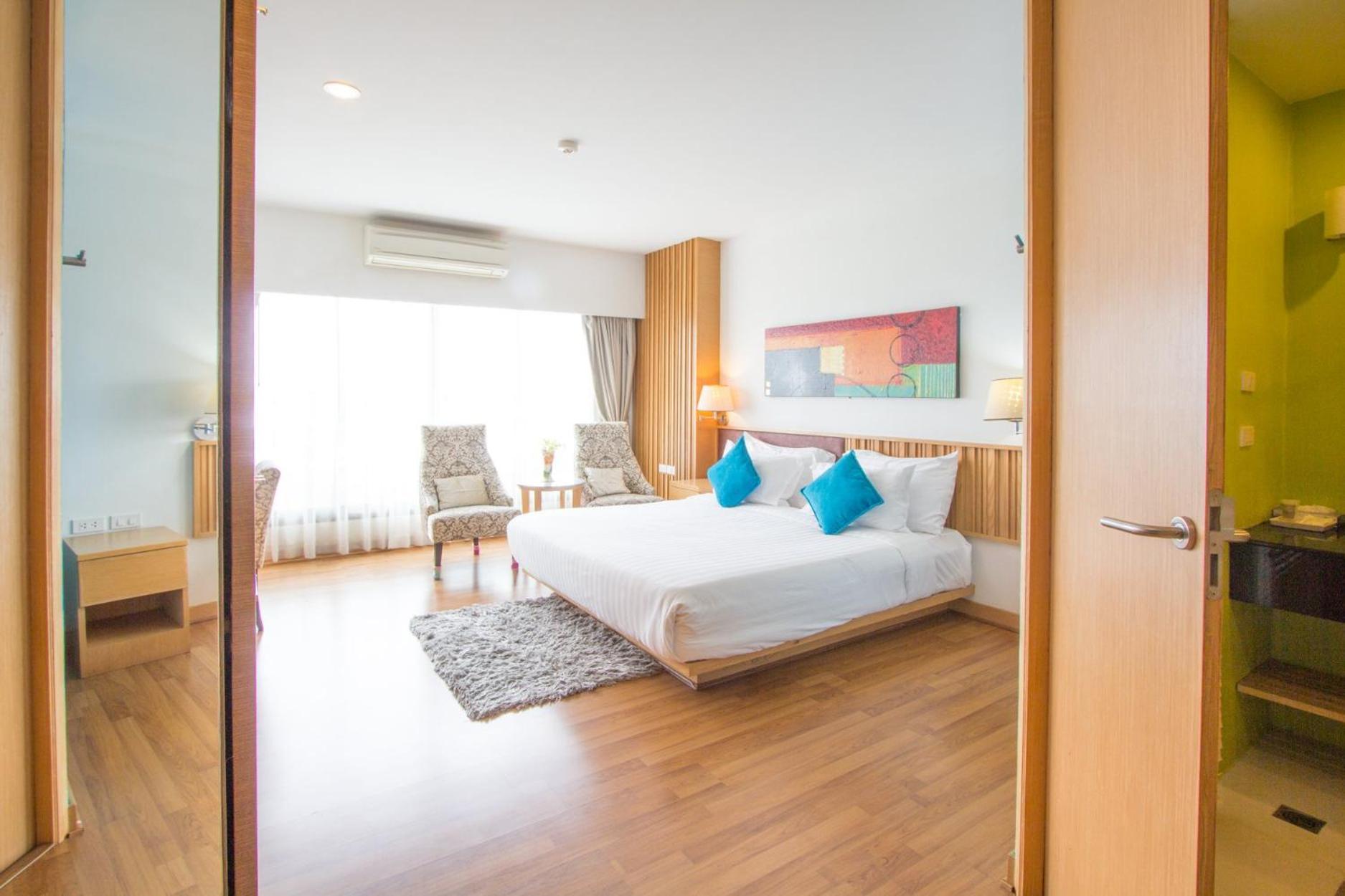 Mamaison Hotel Бурирам Екстериор снимка