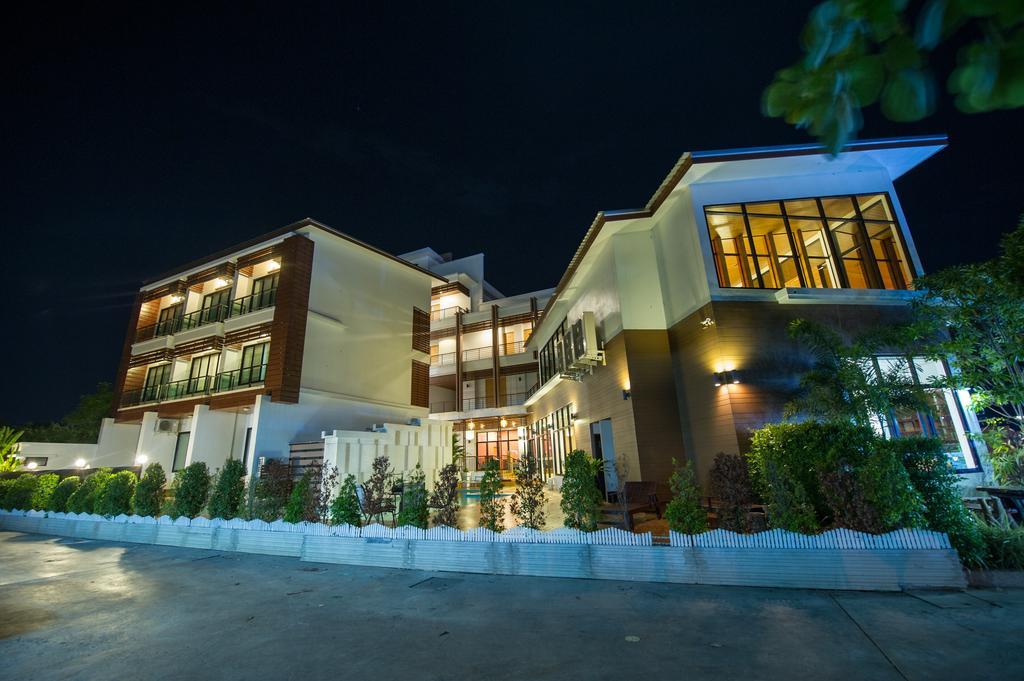 Mamaison Hotel Бурирам Екстериор снимка
