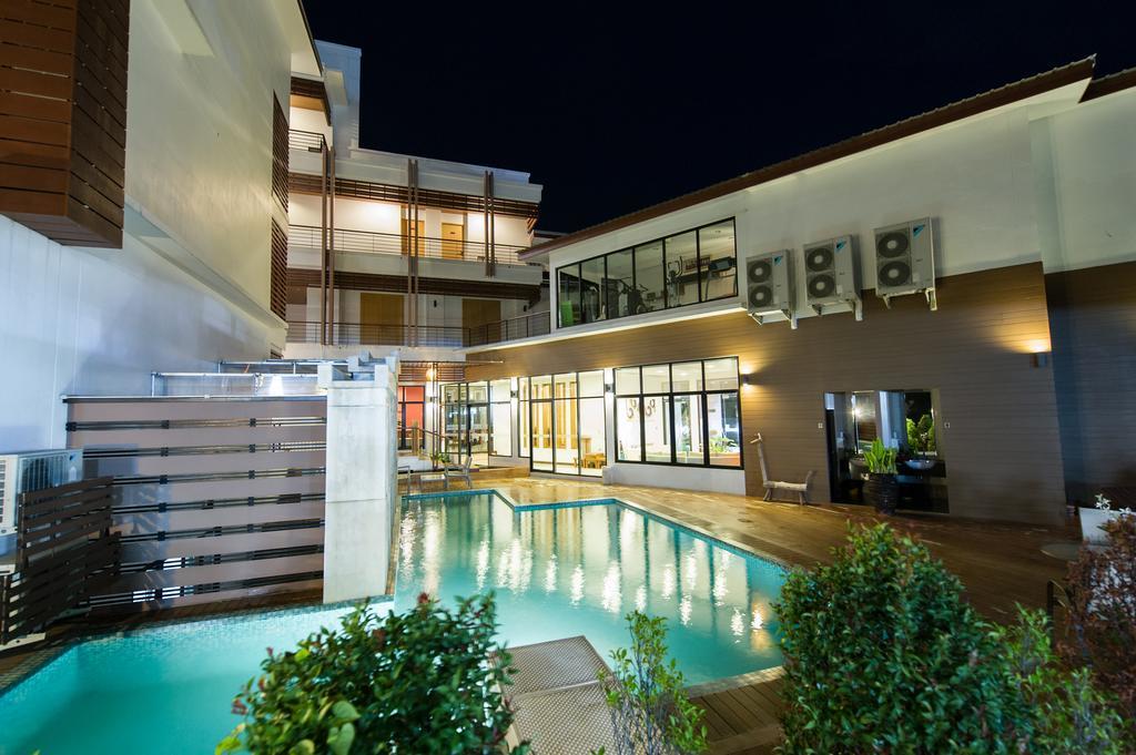 Mamaison Hotel Бурирам Екстериор снимка