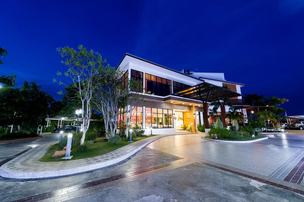 Mamaison Hotel Бурирам Екстериор снимка