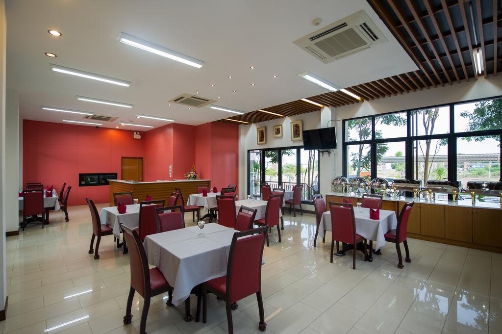 Mamaison Hotel Бурирам Екстериор снимка