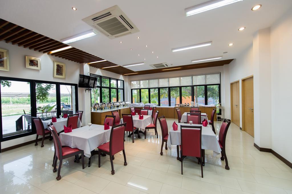 Mamaison Hotel Бурирам Екстериор снимка
