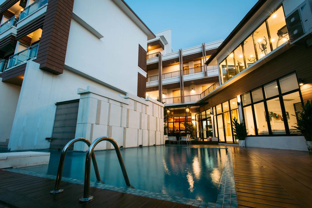 Mamaison Hotel Бурирам Екстериор снимка