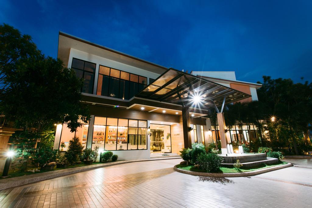 Mamaison Hotel Бурирам Екстериор снимка